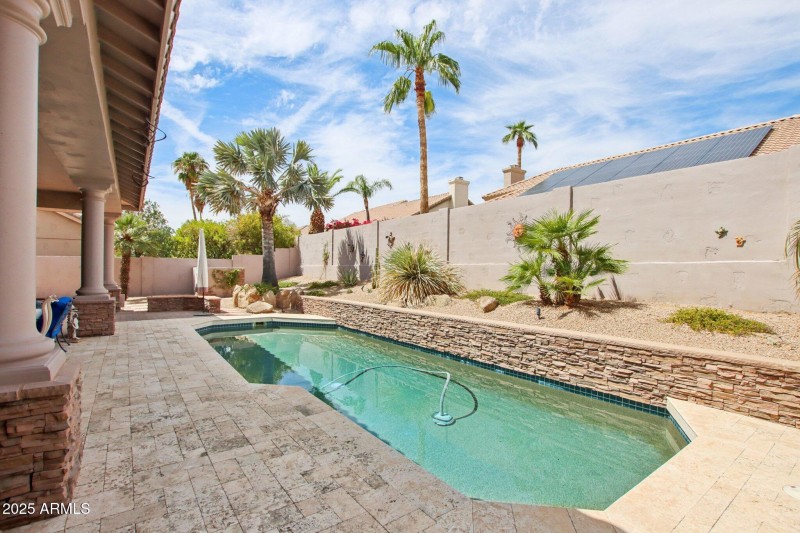 61-web-or-mls-E Altadena Dr-S0209-011