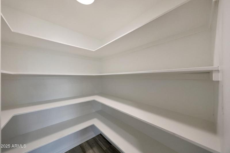 Ext Lrg Pantry!!!