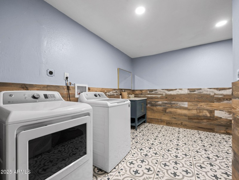 27-web-or-mls-4239 N 40th Ave-22