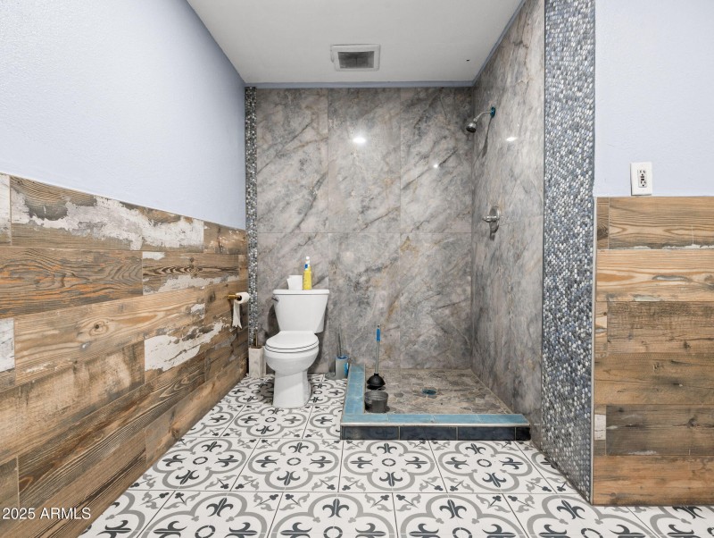 28-web-or-mls-4239 N 40th Ave-23