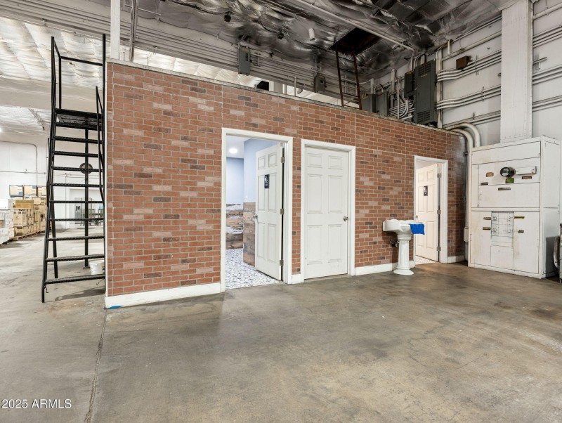 25-web-or-mls-4239 N 40th Ave-20