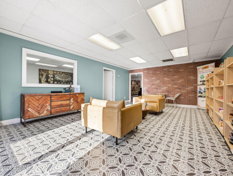 16-web-or-mls-4239 N 40th Ave-39