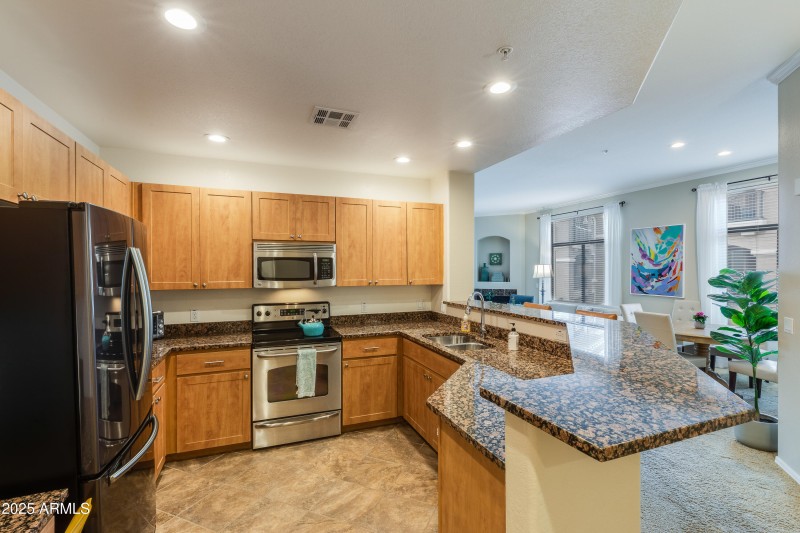 MODERN KITCHEN W SMART LAYOUT.