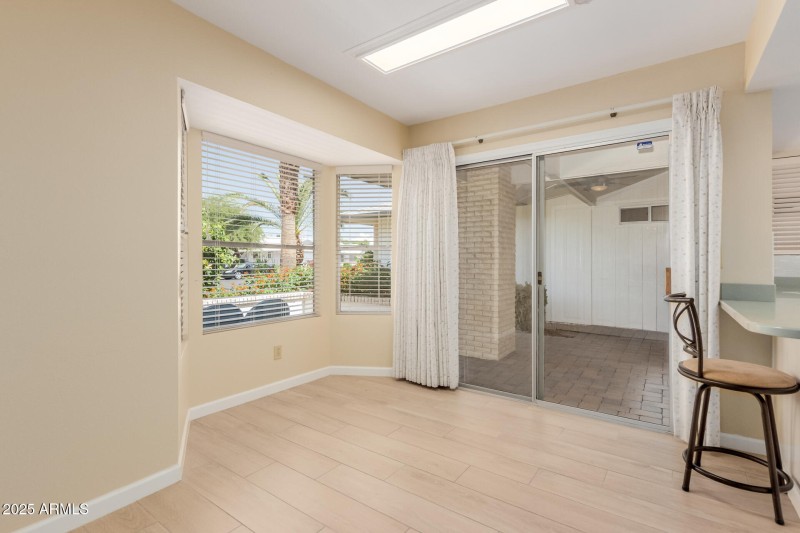 Eat in bay in kitchen