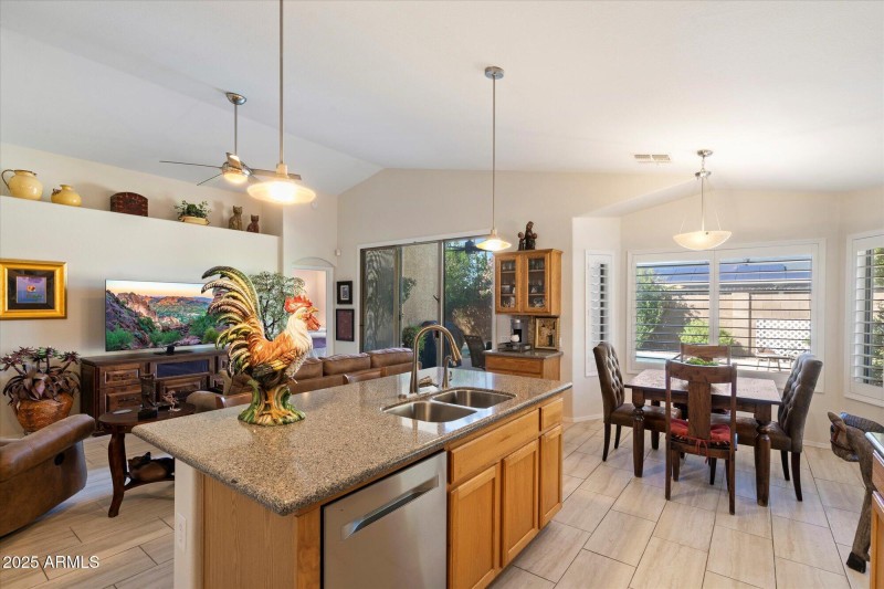 Kitchen and Breakfast