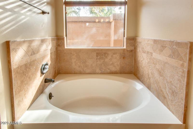 17. MASTER BATH TUB