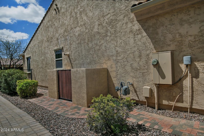7167 W Merriweather Wy-large-050-045-Gar