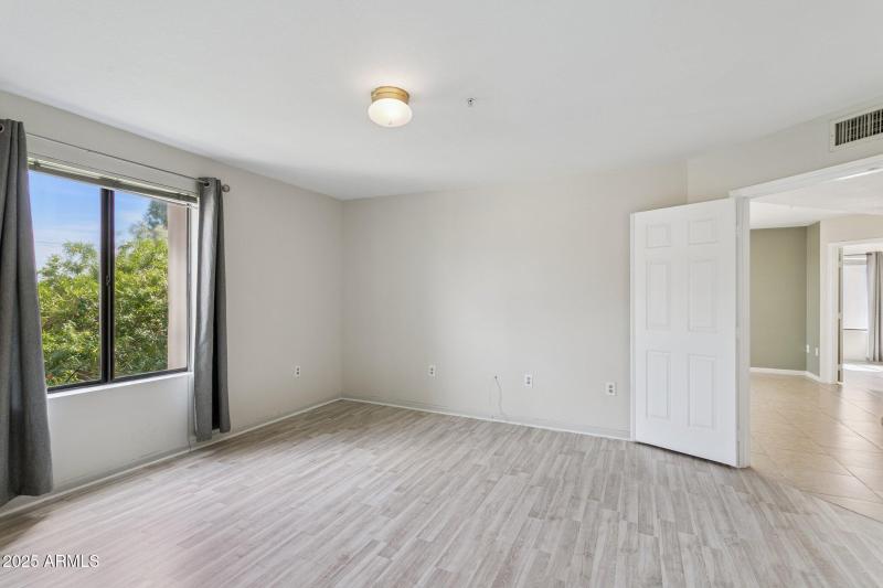 17-web-or-mls-4200-n-miller-rd-220