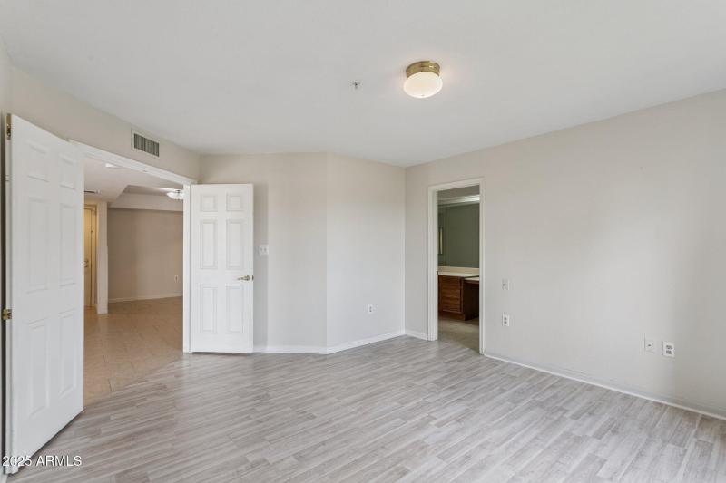 16-web-or-mls-4200-n-miller-rd-220