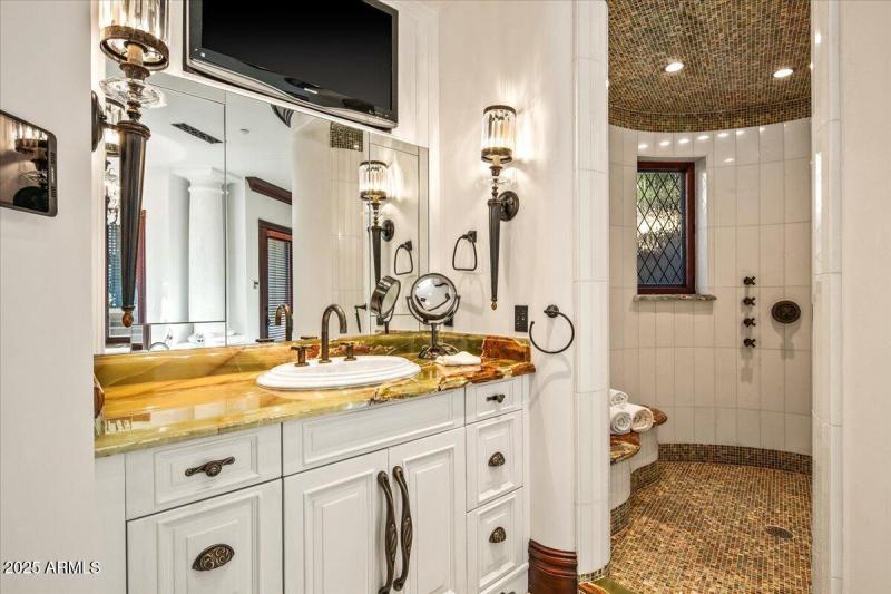 51-Primary Bath ~ Vanity & Showes