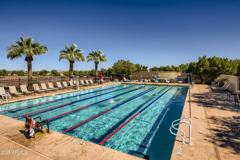 39 Exterior Pool
