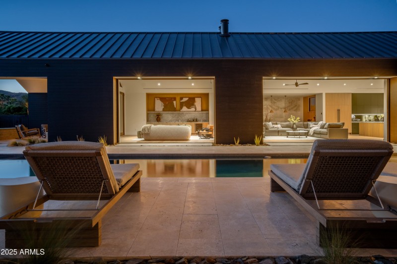 Indoor/Outdoor Twilight