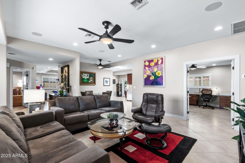 011__6001 E Edgemont Ave