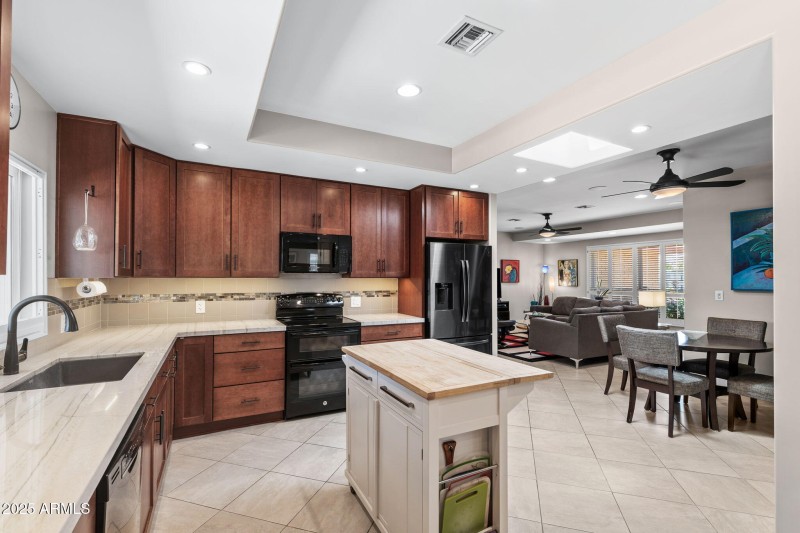 017__6001 E Edgemont Ave