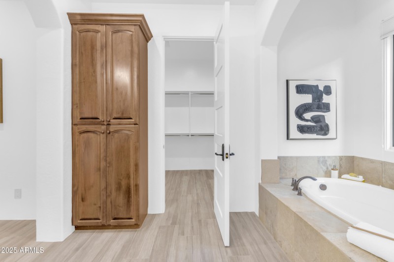 Primary Tub & Closet