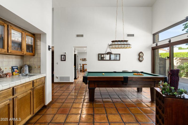 Wet Bar / Dining/Game Room