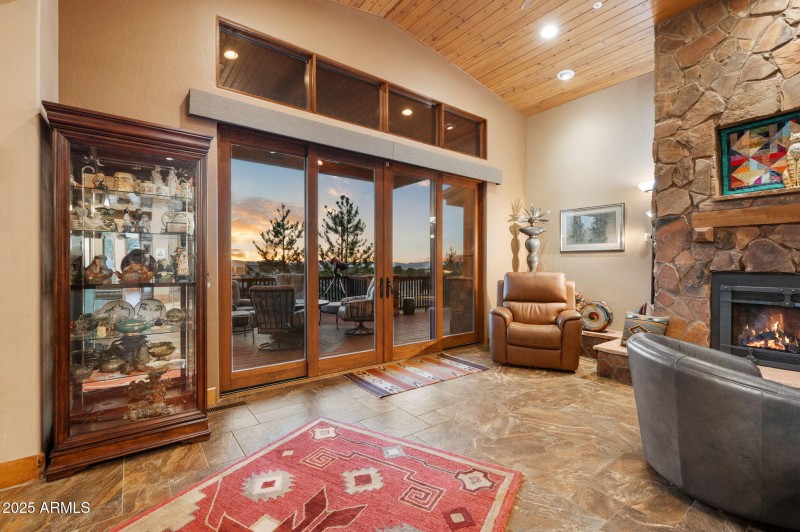5-Living Room (2)