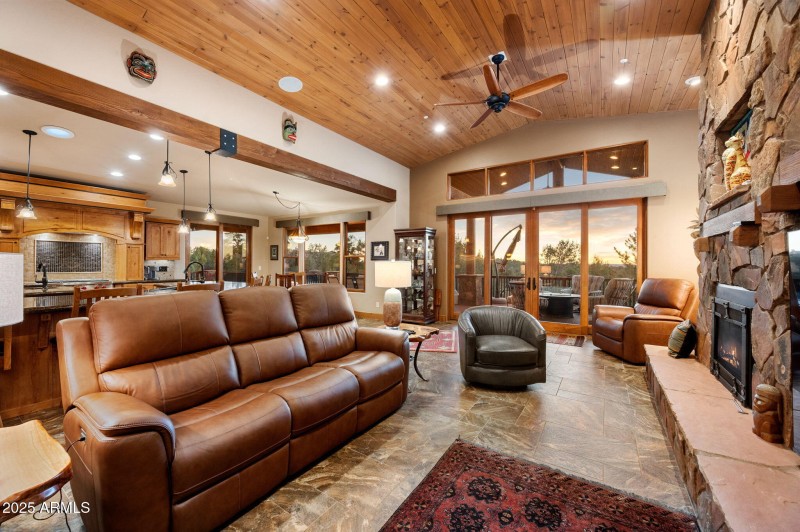 7-Living Room (4)