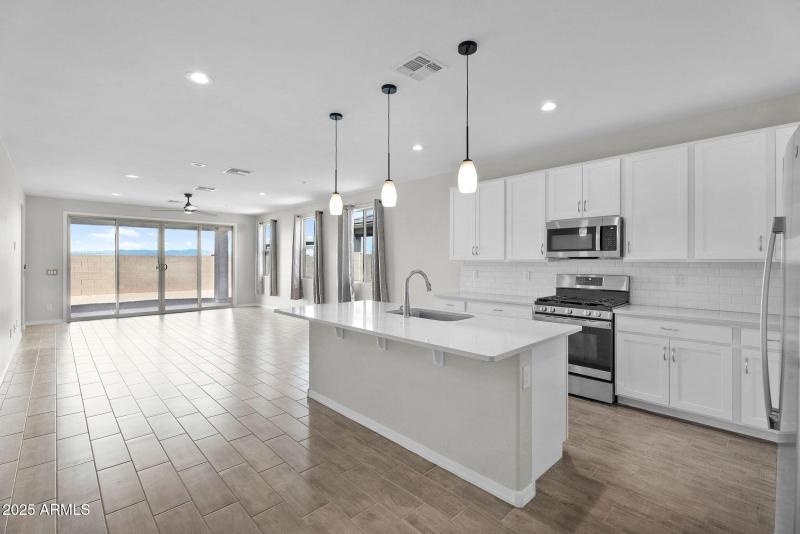 7-web-or-mls-18570 W Honeysuckle Dr -7