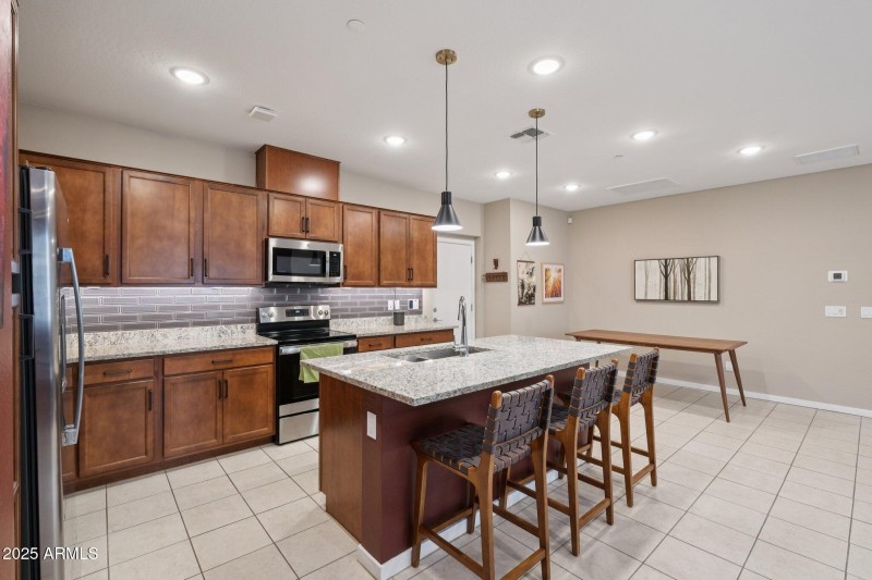 12-web-or-mls-E Furness Dr-S2009-008
