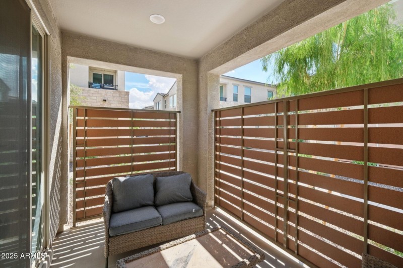 27-web-or-mls-E Furness Dr-S2009-023