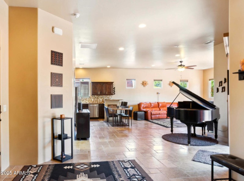005_Open Floor Plan