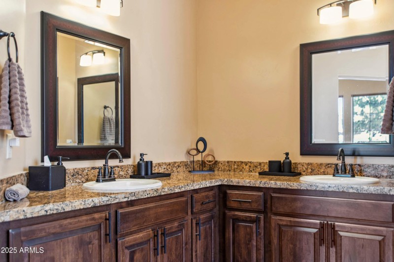012_Dual Vanities