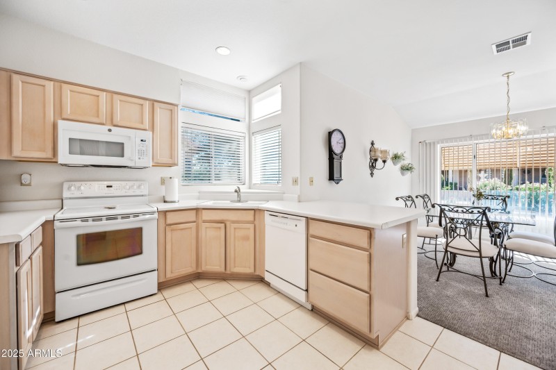 10-14529 Kitchen 1