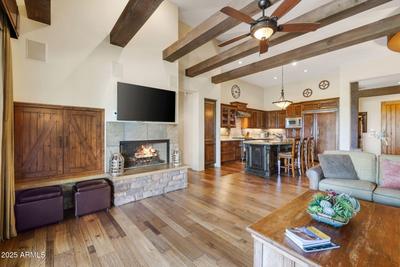 7-Living Room (2)