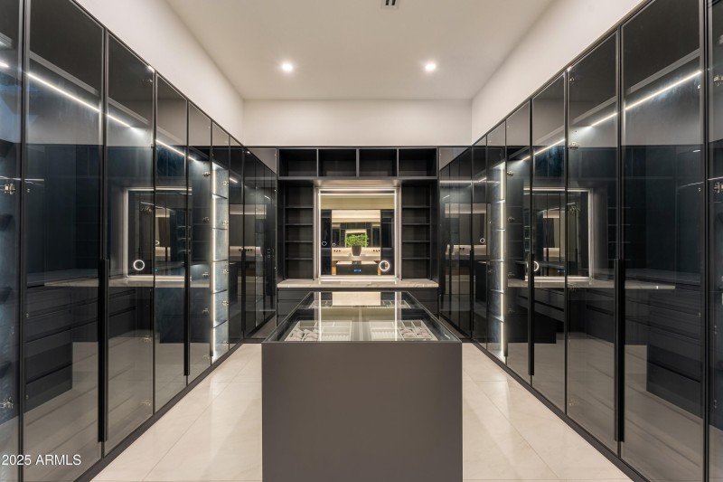 19-Master Closet