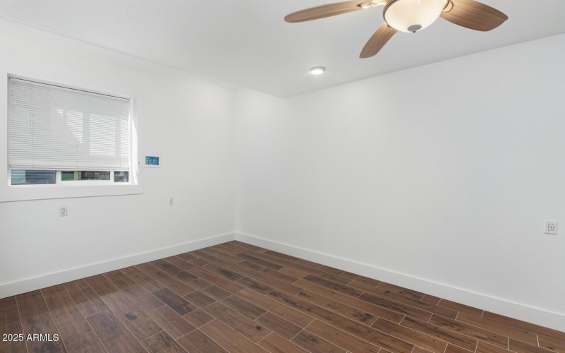 Lower guest bedroom VEIM-28