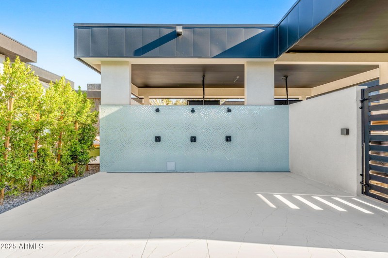 57 Outdoor Showers