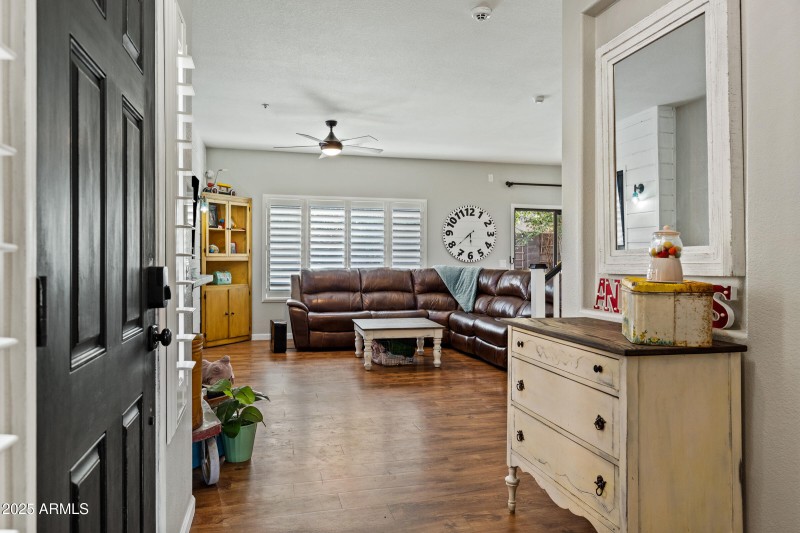 1523 E Elgin St-5