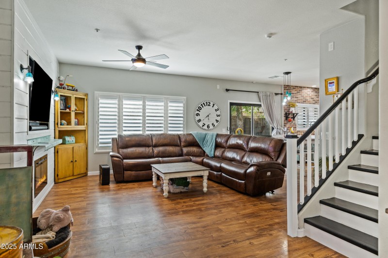 1523 E Elgin St-7