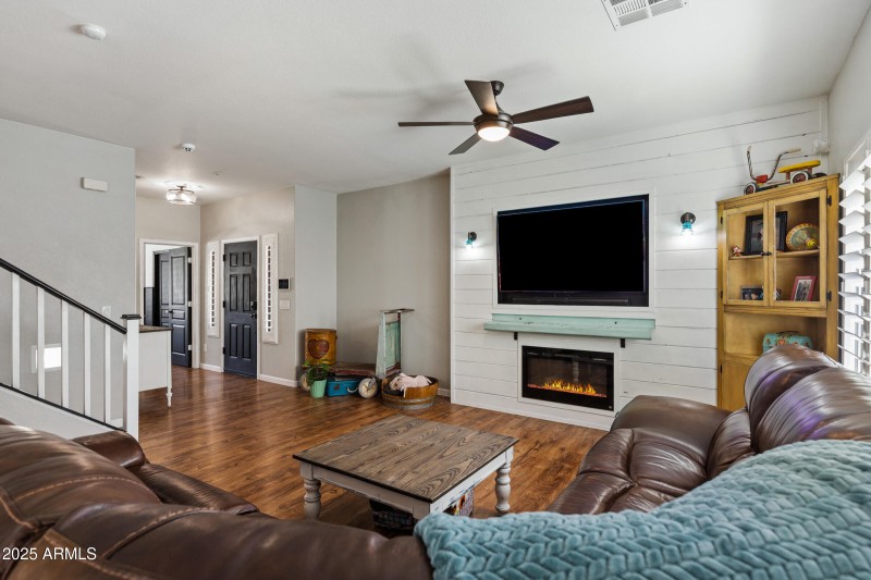1523 E Elgin St-8