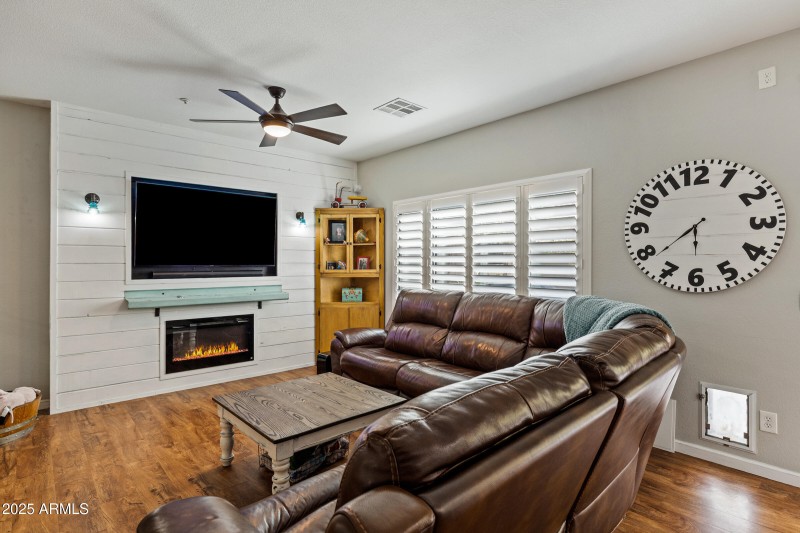 1523 E Elgin St-9