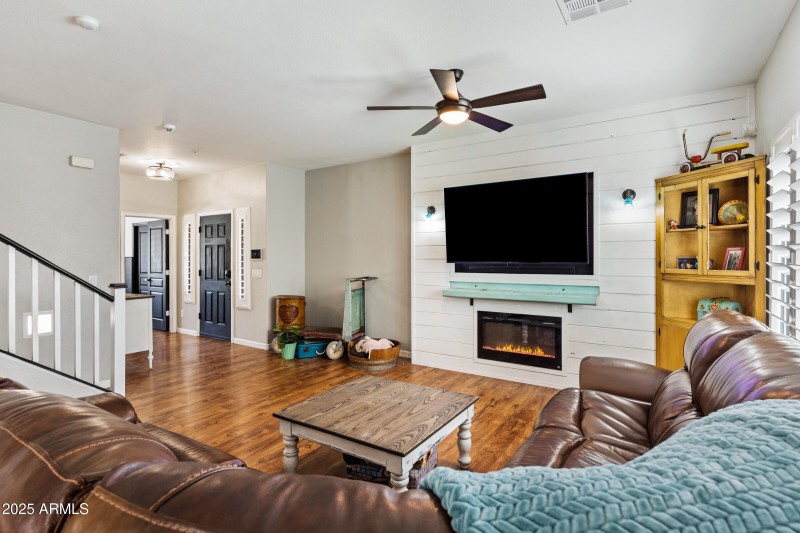 1523 E Elgin St-11