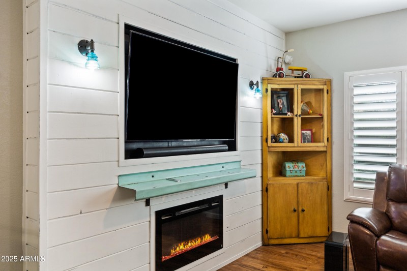 1523 E Elgin St-13