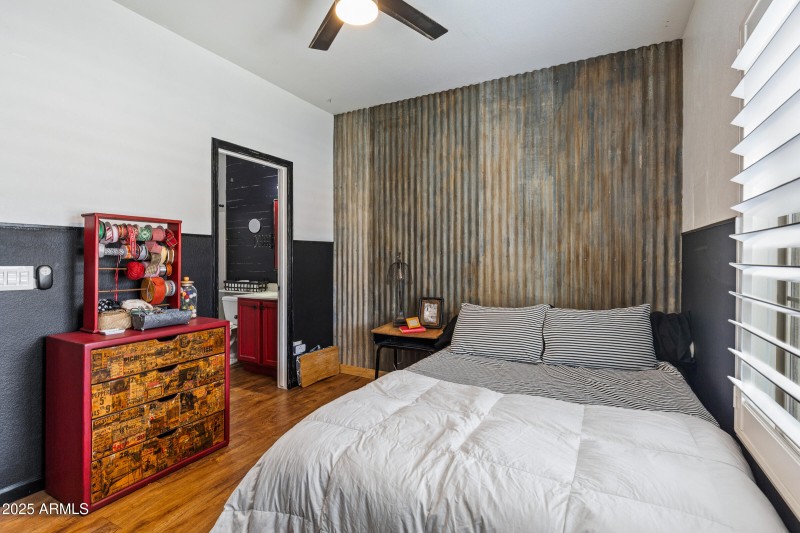 1523 E Elgin St-15
