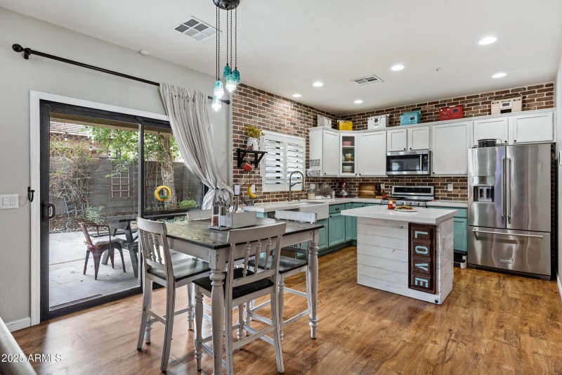 1523 E Elgin St-17