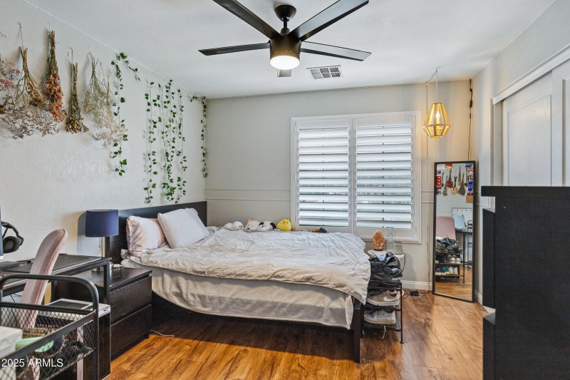 1523 E Elgin St-33