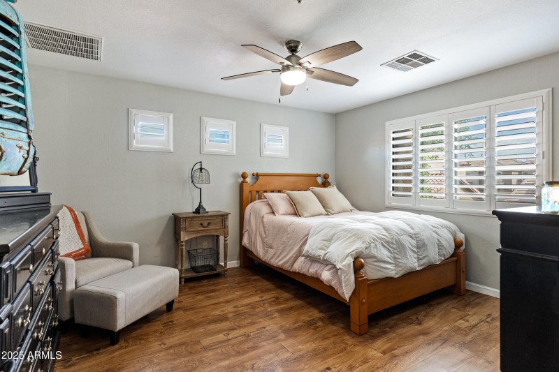 1523 E Elgin St-36