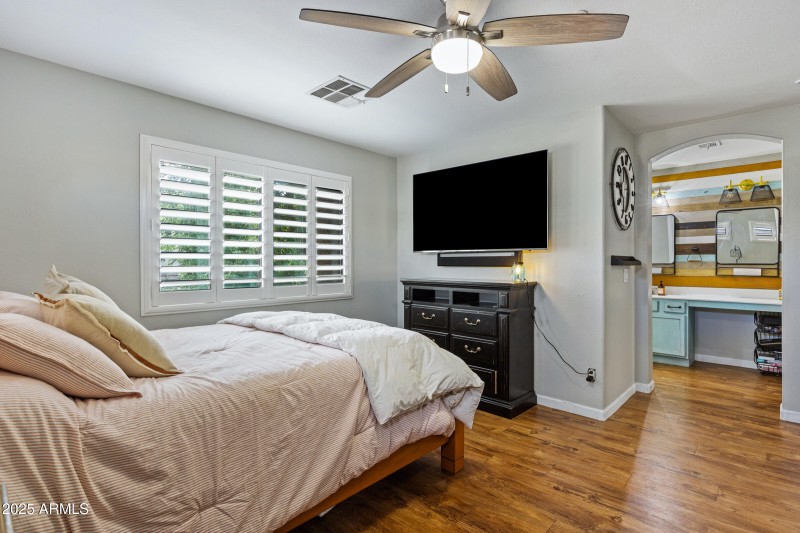 1523 E Elgin St-37