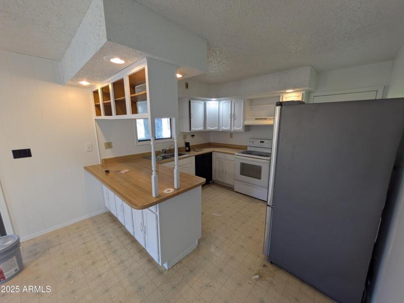 Kitchen / Breakfast Bar