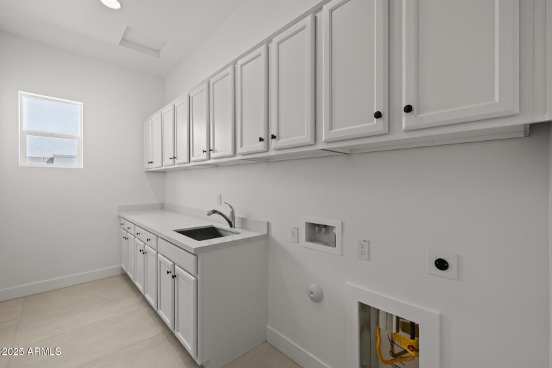 37)LAUNDRY ROOM