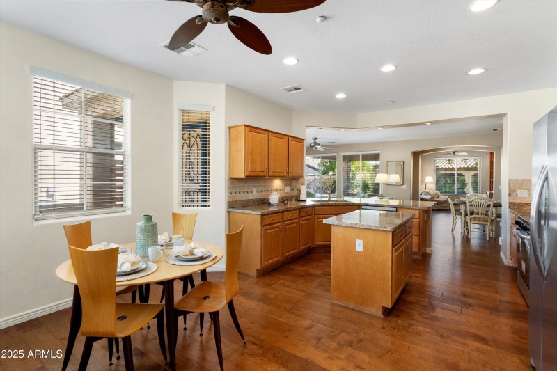 EAT-IN KITCHEN