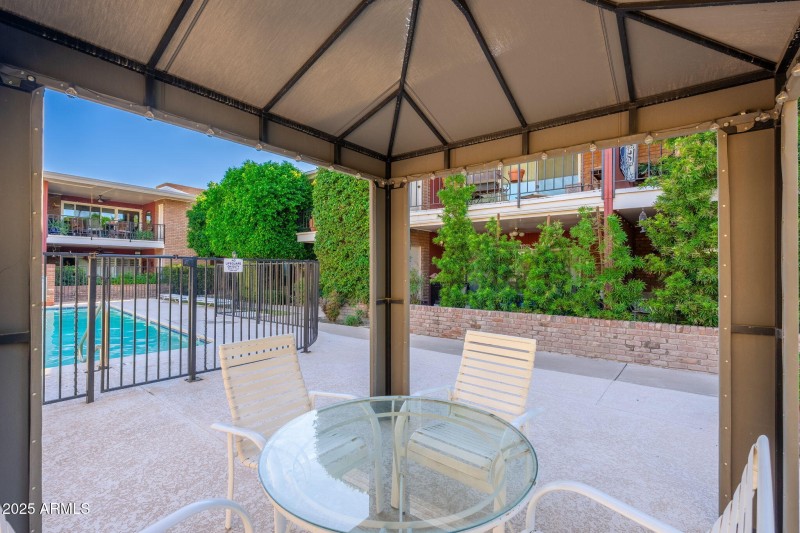 Chateau De Ville Condominiums - 09