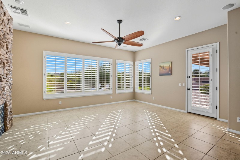 Grent Room with a exit to the backyard