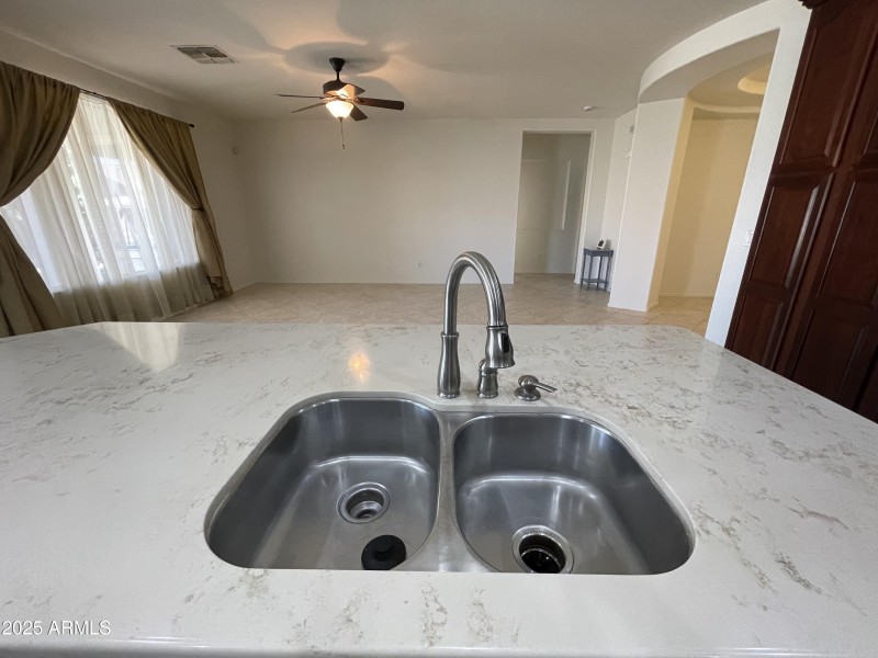 UNDERMOUNT SINK