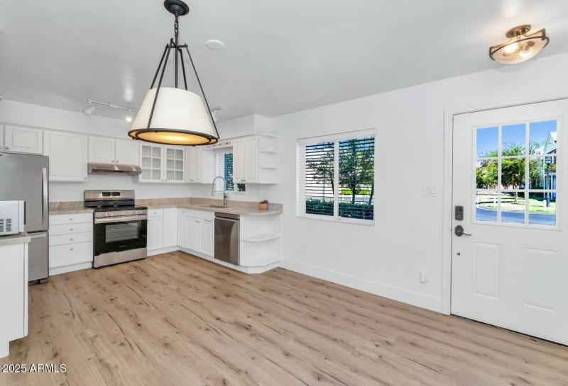 4027 E Campbell Ave-large-004-006-TOD821